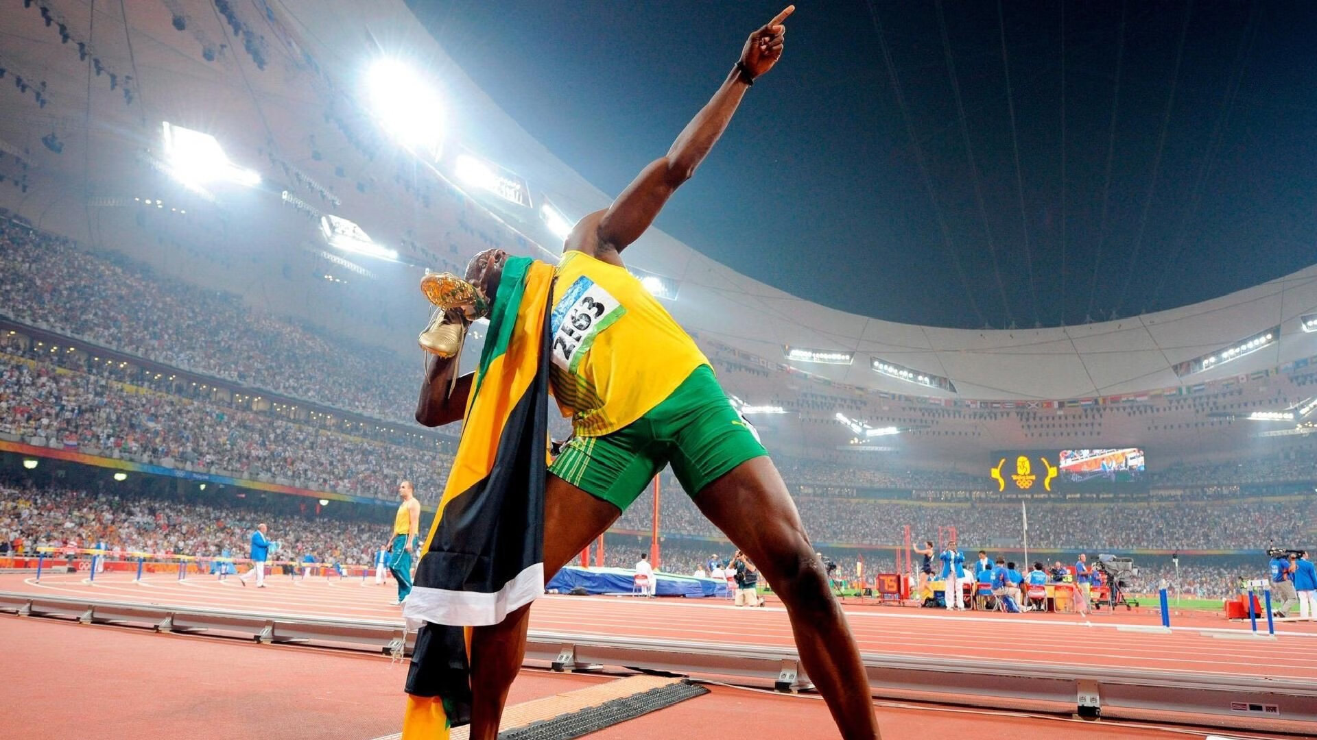 开yun体育-_极光滑雪大赛：在彩色光辉中驰骋_，滑雪看极光